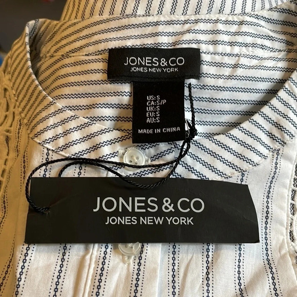 Jones & Co NWT beautiful floral detail women’s blouse size small - Picture 7 of 8